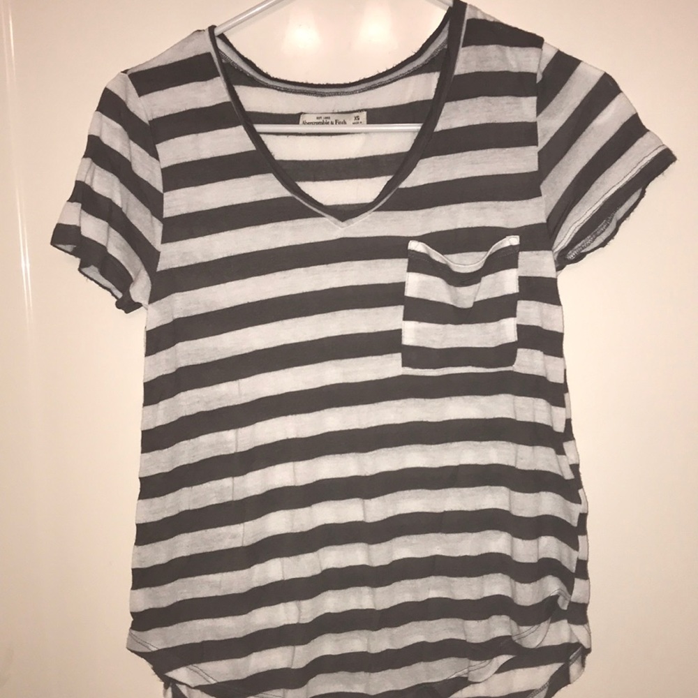 Cute flowy v-neck striped t-shirt !